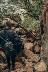 Amigos haciendo alpinismo en monte paraguayo