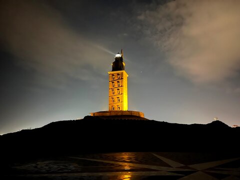 Imagen nocturna de la Torre de H&eacute;rcules de A Coru&ntilde;a, Galicia
