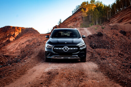 Mercedes GLA in the desert