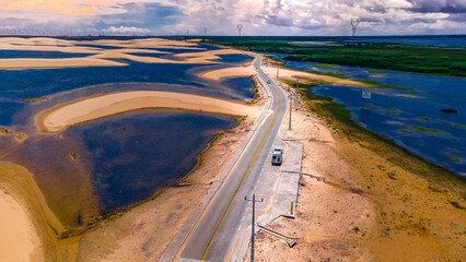 Fototapeta premium Barreirinhas Maranhão Portal Lençóis Maranhenses Deserto Brasileiro Rio Areia Estrada Barcos Barco Motorhome Dunas Lagos Lagoas Porto Turístico Turismo Férias Viagem Viajar Destino Aventura Verão 