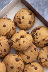 Galletas con chispas de chocolate en mesa de granito