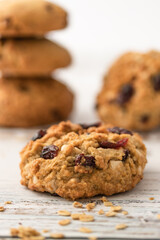 Close up de galleta de arándonos y avena sobre madera blanca