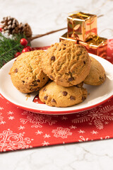 Galletas con chispas de chocolate en plato navideño