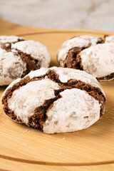 Galleta de chocolate con azúcar glaseada en bandeja de madera