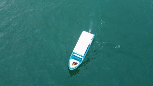 Vista A&eacute;rea De Un Peque&ntilde;o Bote En Medio Del Oc&eacute;ano Sin Un Rumbo Fijo