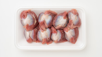 鶏肉・白いトレーと生の砂肝(砂ずり)