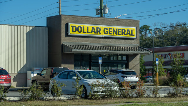Dollar General store front.