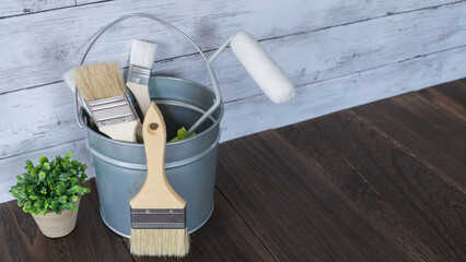 白い木の壁と塗装道具｜DIY・リフォーム・塗装業者　イメージ
