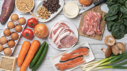 テーブルいっぱいの食材｜野菜・肉・魚・玉子など