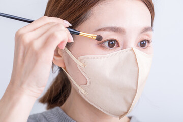 アイメイクする女性　Make up