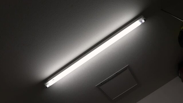 天井の照明器具をオンオフする