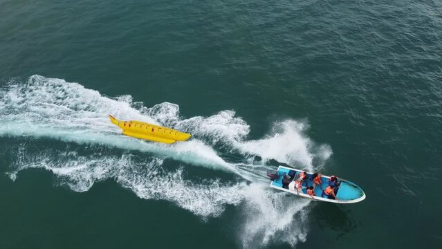 Vista Desde El Aire De Un Bote En El Mar Junto a Una Balsa Flotante Inflable 