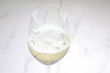 よく冷えた白ワインのグラス