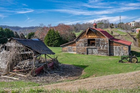 barn, hayesville, old, village, building, farm, rural, architecture, wooden, cottage, landscape, nature, country, wood, home, sky, grass, cabin, traditional, countryside, mountain, barn, green, abando