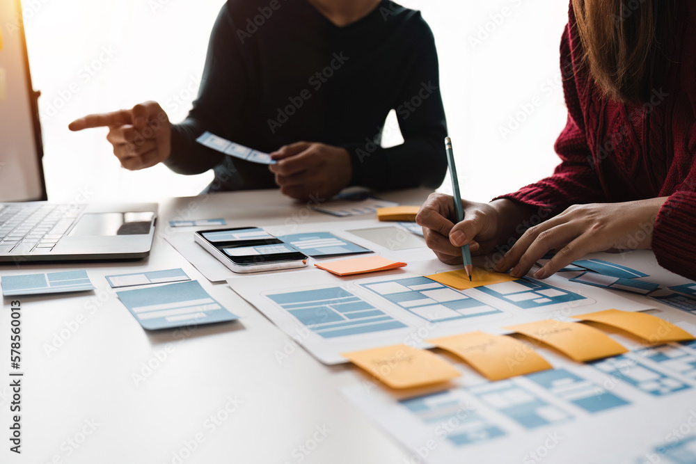Wall mural designers discuss how to draw up the content layout of the website and mobile app