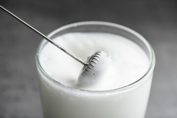 Froth milk with milk frother - 578565011