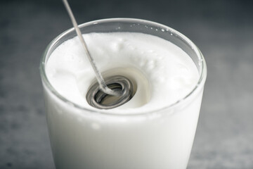 Froth milk with milk frother - 578565013