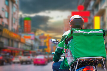 Naklejka premium At Street Food in Chinatown, Thailand, delivery drivers are making deliveries to consumers who have placed online orders.