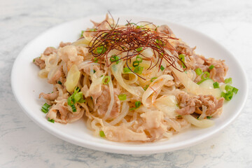 糸コンニャクと豚肉と葱の炒め物