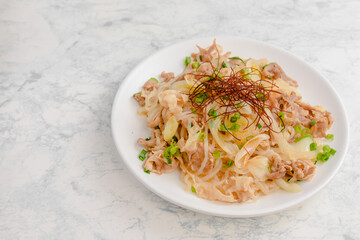 糸コンニャクと豚肉と葱の炒め物
