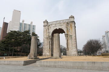Fototapeta na wymiar 韓国の文化遺産になっているソウル独立門