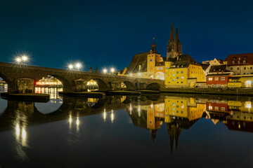 Die steinerne Brücke in Regensburg bei Nacht