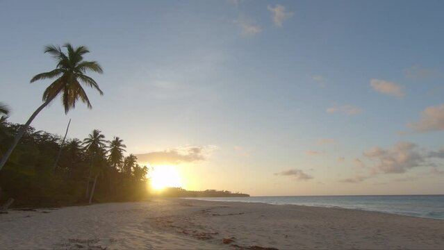 Puesta de sol en la playa. Camino soleado sobre las olas en la arena. La impresionante puesta de sol naranja en la play