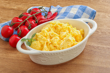 Scrambledd egg in the bowl