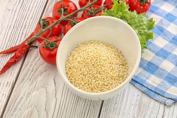 Raw sesame seeds in the bowl