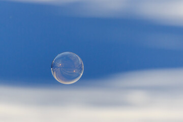 北海道千歳市、雪原に舞い降りるシャボン玉【2月】