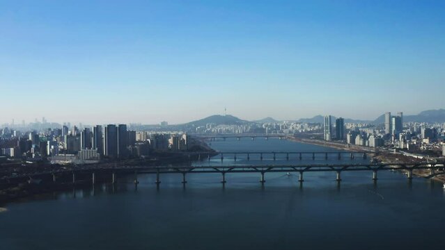 맑은 가을, 겨울날 서울의 전경을 드론으로 촬영, 서울의 도심과 한강, 다리들, 한국