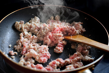 ひき肉を炒める