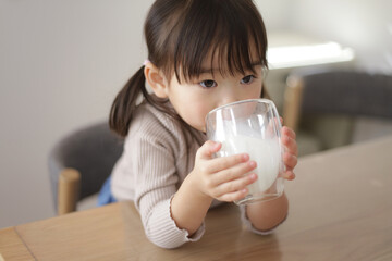 牛乳を飲む女の子