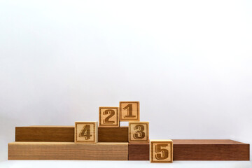 色が違う木の台に並べられた5位までの表彰台