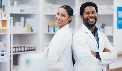 Rolgordijnen Pharmacists, teamwork and arms crossed in portrait, medicine trust or about us healthcare in medical drugstore collaboration. Smile, happy and confident pharmacy people in retail consulting or help © Wesley JvR/peopleimages.com