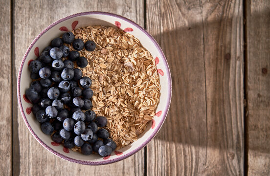 bowl of blueberries and oats.