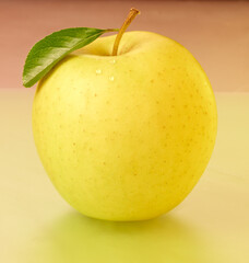 Golden Delicious mit Blatt