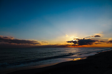 Fototapeta na wymiar 夕陽と海