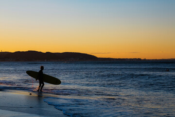 夕陽と海とサーファー