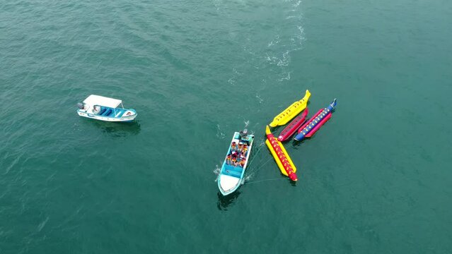 Turistas En Bote Sobre El Mar Caribe Recogen Balsa Inflable 