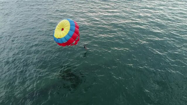 Vista A&eacute;rea De Una Persona Volando En Paraca&iacute;das Sobre El Mar 