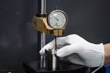 operator uses the indicator test dial on the stand for accurate measurements,Dial Test Indicator on...