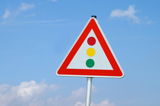 Schild Achtung Ampel