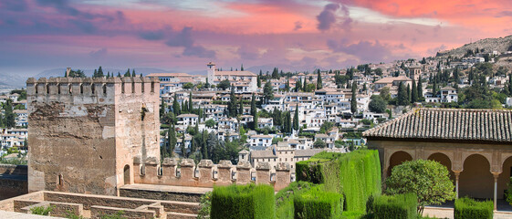 Casas blancas de la ciudad de Granada vistas desde la Alhambra en primer plano al atardecer, España