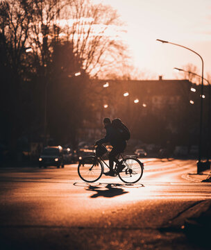 Ein Fahrradfahrer auf der Straße bei Sonnenaufgang
