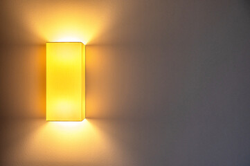 Gemütliche, warmweiße Beleuchtung durch eine moderne Wandlampe