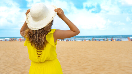 Fototapeta na wymiar young woman looking towards the beach