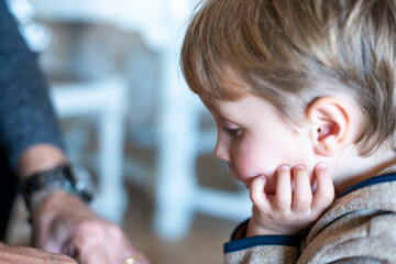 enfant qui réfléchit