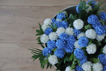 arranjo com flores de hort&ecirc;ncias 