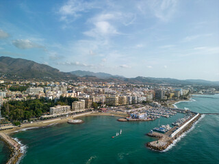 Fototapeta premium vista aérea de la playa de la Venus en la ciudad de Marbella, España